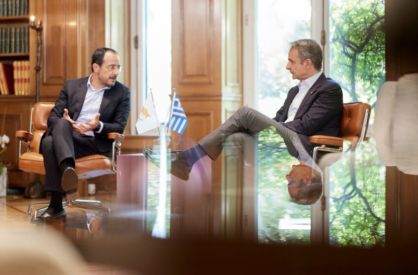  Μητσοτάκης προς Χριστοδουλίδη: «Η Ελλάδα στέκεται έμπρακτα στο πλευρό της Κύπρου» – Συντονισμός για το Κυπριακό