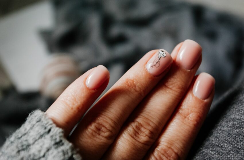  Angel Nails: Το διακριτικό μανικιούρ που κάνει τα νύχια να δείχνουν σαν να φωτίζονται από μέσα