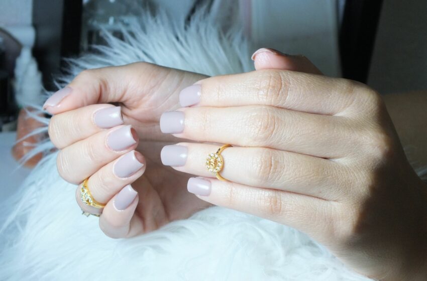  Aqua glazed nails: Το γαλαζοπράσινο μανικιούρ που φέρνει τη λάμψη της θάλασσας στα νύχια